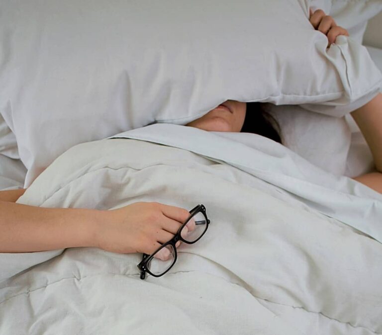 ¿Qué hacer para no pensar tanto antes de dormir?