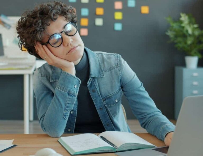 ¿Por qué siempre me siento cansada? Causas comunes y qué hacer para recuperar energía.